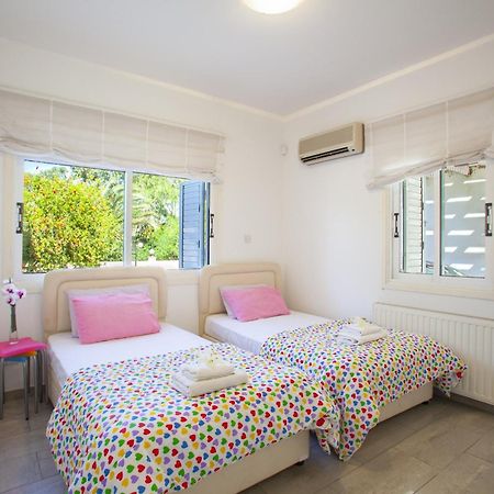 Meneou Beachfront Villa Sunset Перволия Екстериор снимка