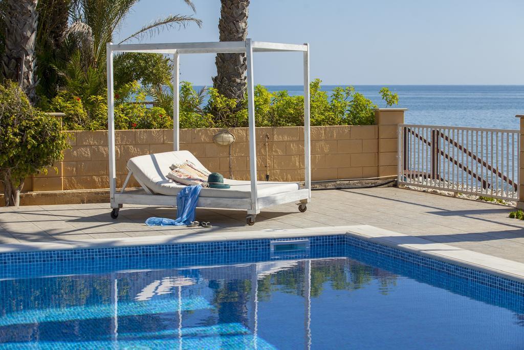 Meneou Beachfront Villa Sunset Перволия Стая снимка