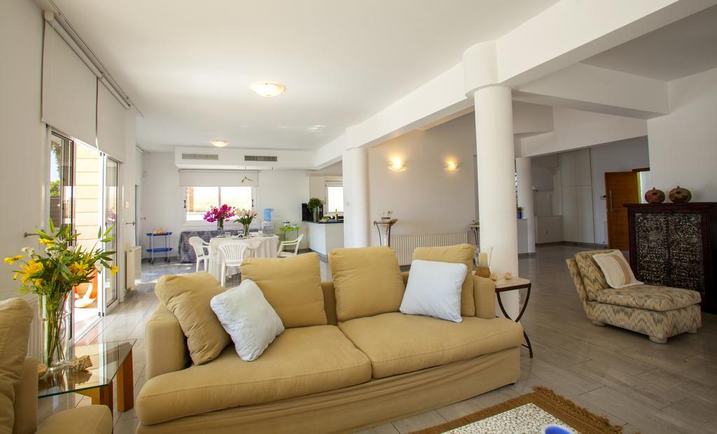 Meneou Beachfront Villa Sunset Перволия Стая снимка