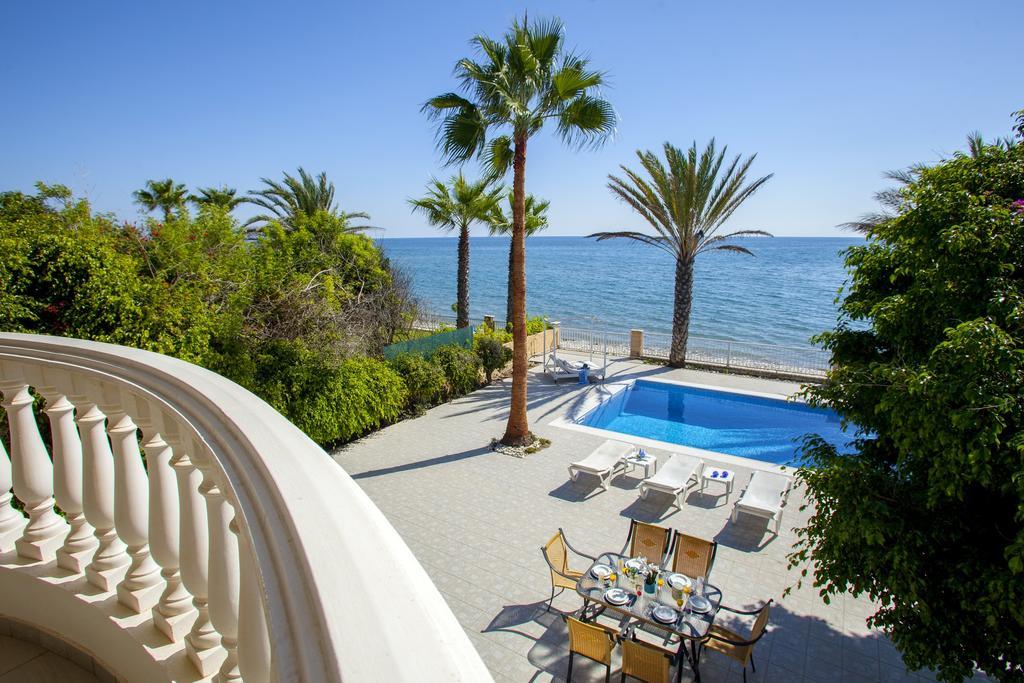 Meneou Beachfront Villa Sunset Перволия Стая снимка