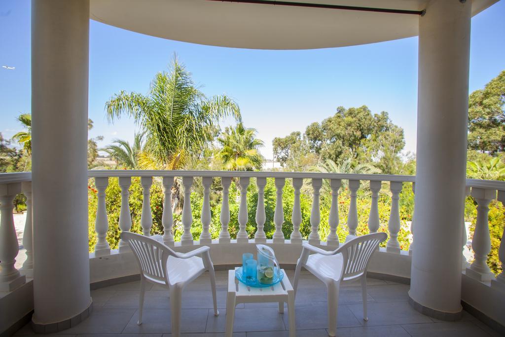 Meneou Beachfront Villa Sunset Перволия Стая снимка