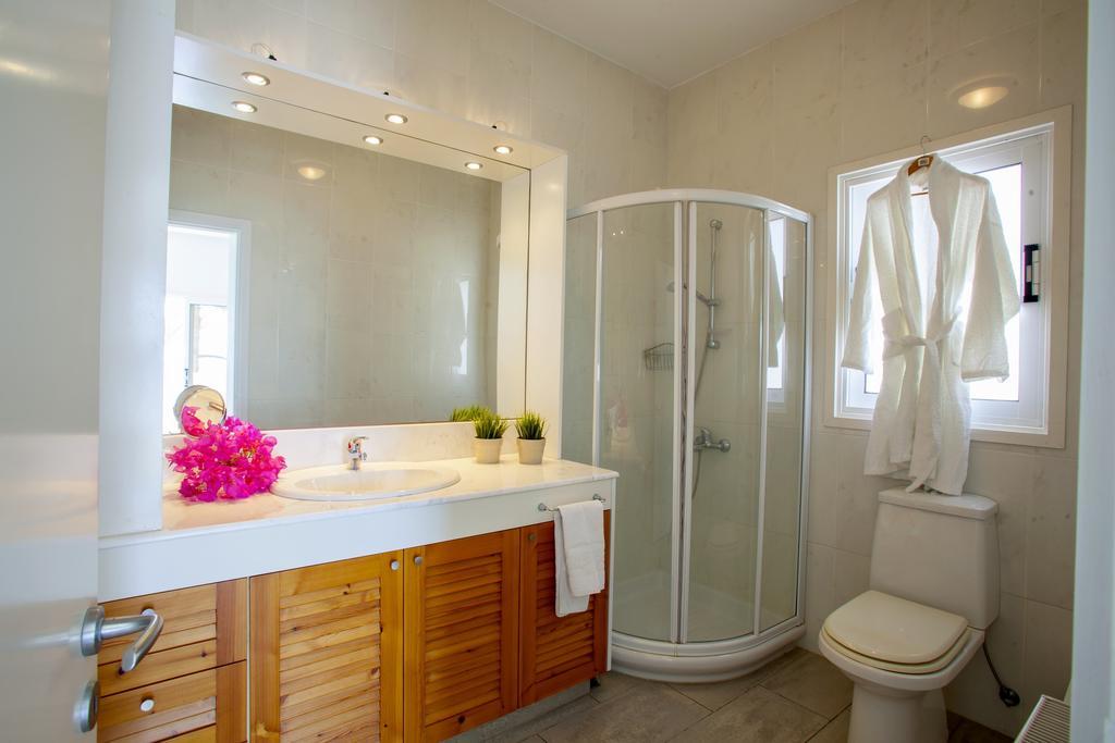 Meneou Beachfront Villa Sunset Перволия Стая снимка