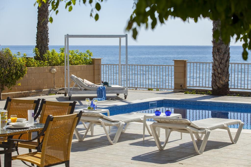 Meneou Beachfront Villa Sunset Перволия Стая снимка