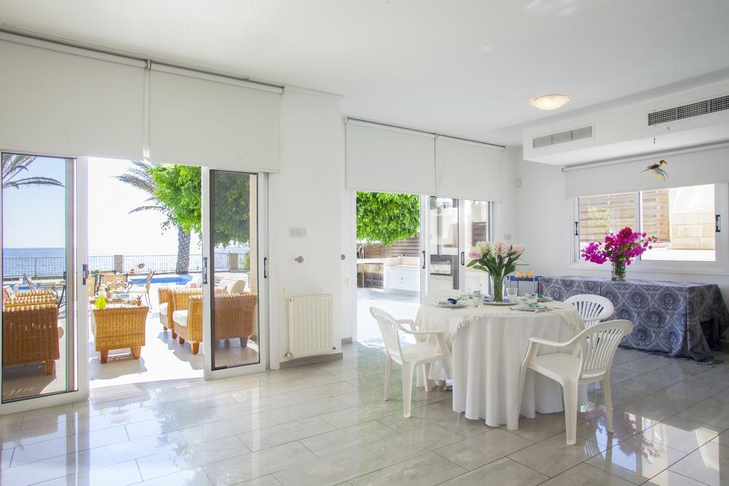 Meneou Beachfront Villa Sunset Перволия Стая снимка