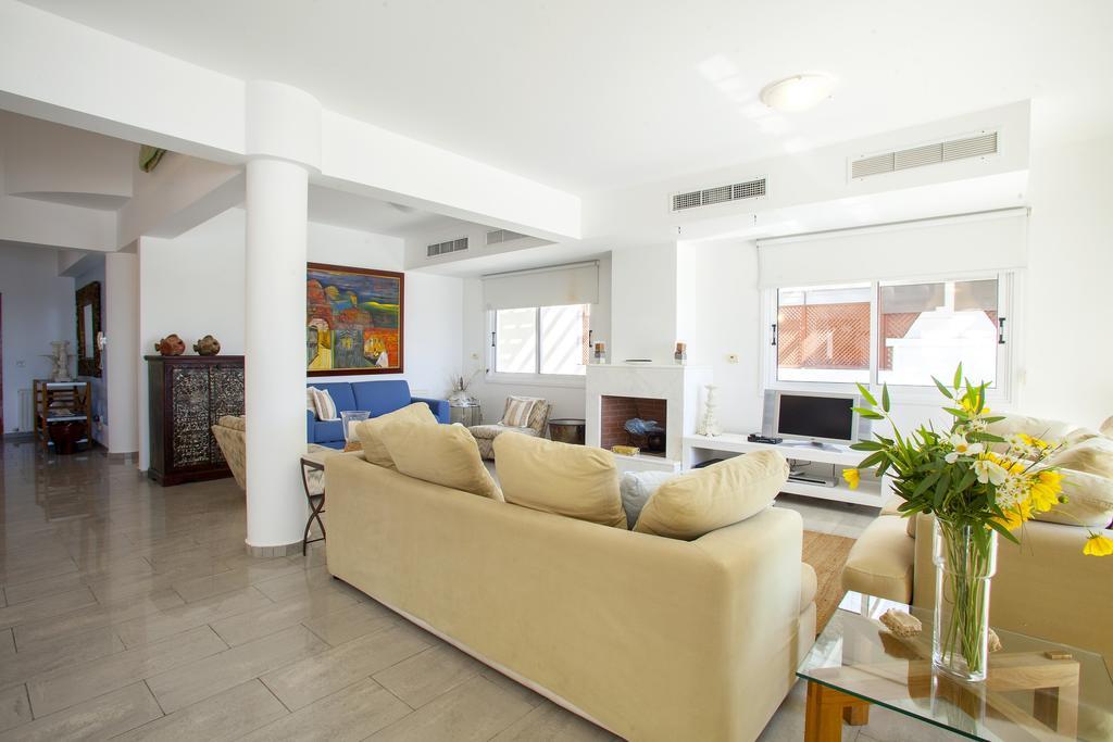 Meneou Beachfront Villa Sunset Перволия Стая снимка