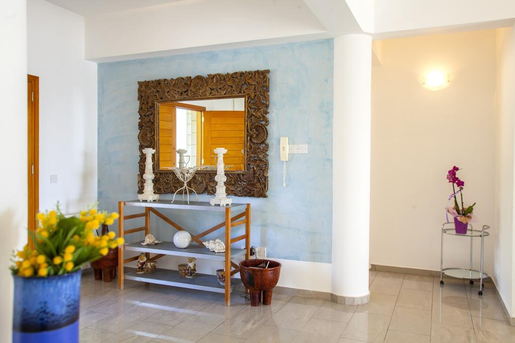 Meneou Beachfront Villa Sunset Перволия Стая снимка