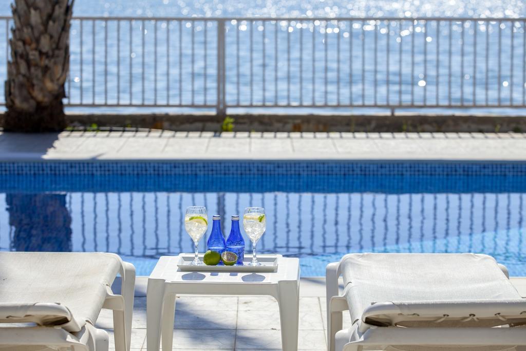 Meneou Beachfront Villa Sunset Перволия Стая снимка