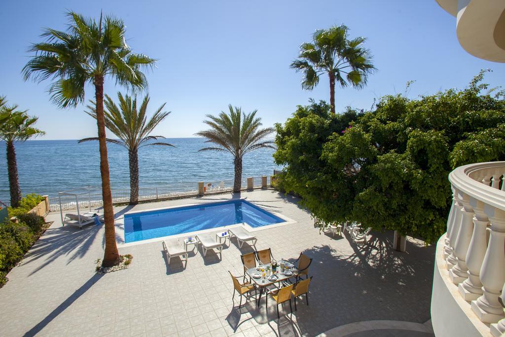Meneou Beachfront Villa Sunset Перволия Стая снимка