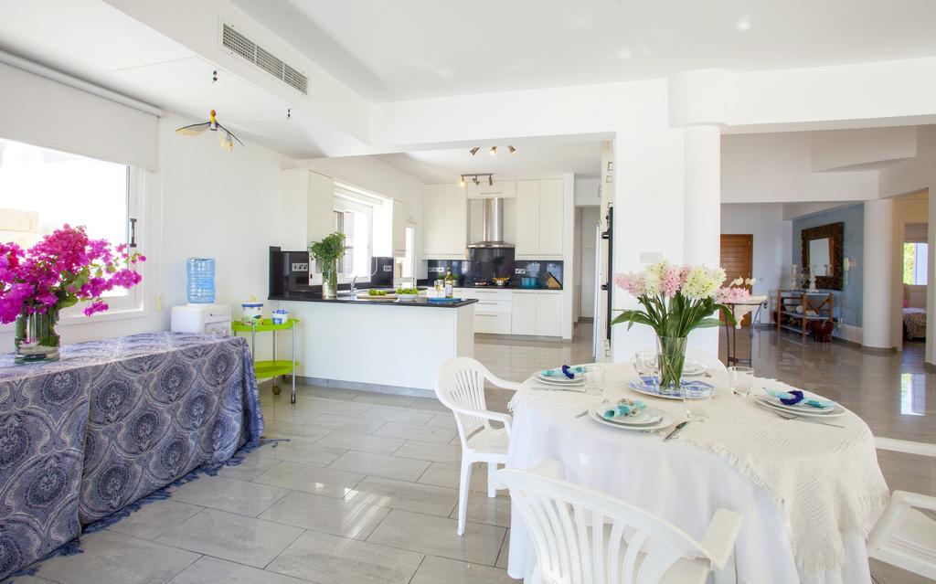 Meneou Beachfront Villa Sunset Перволия Стая снимка