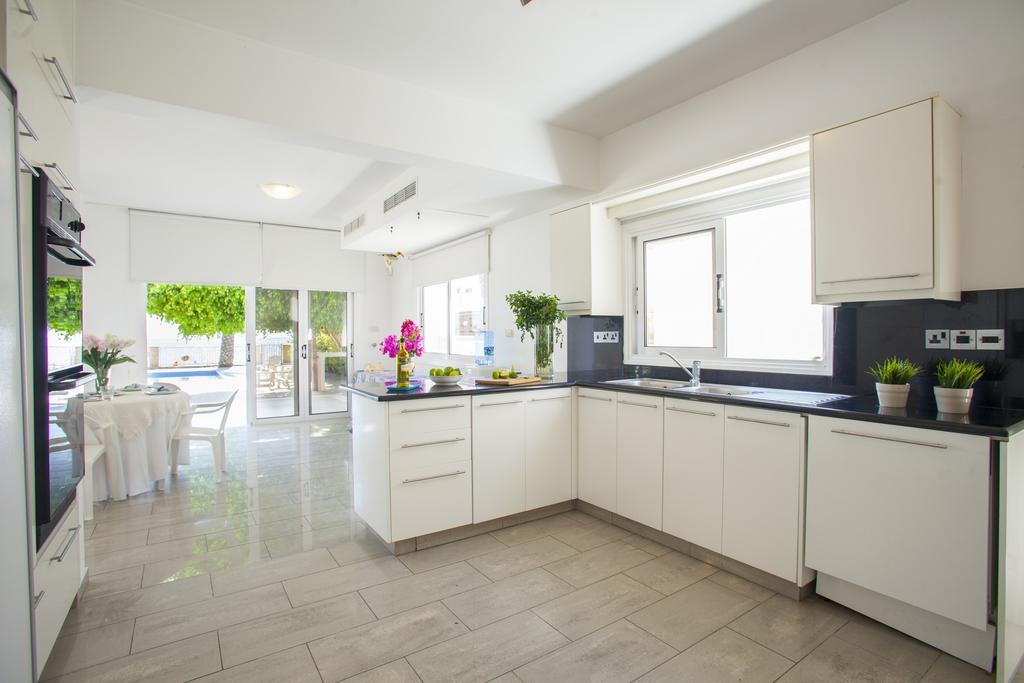 Meneou Beachfront Villa Sunset Перволия Стая снимка