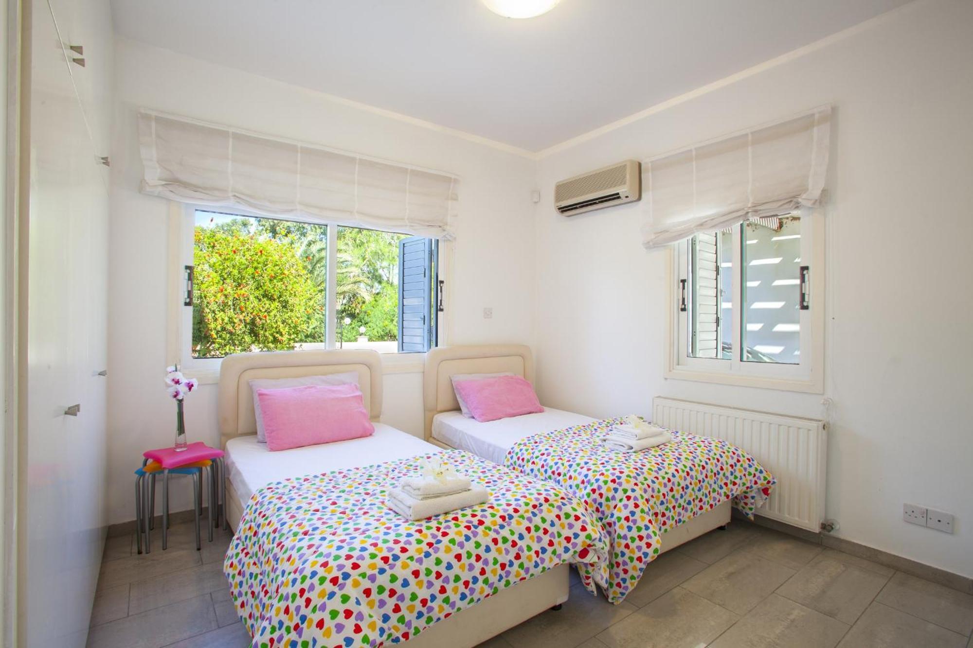 Meneou Beachfront Villa Sunset Перволия Екстериор снимка