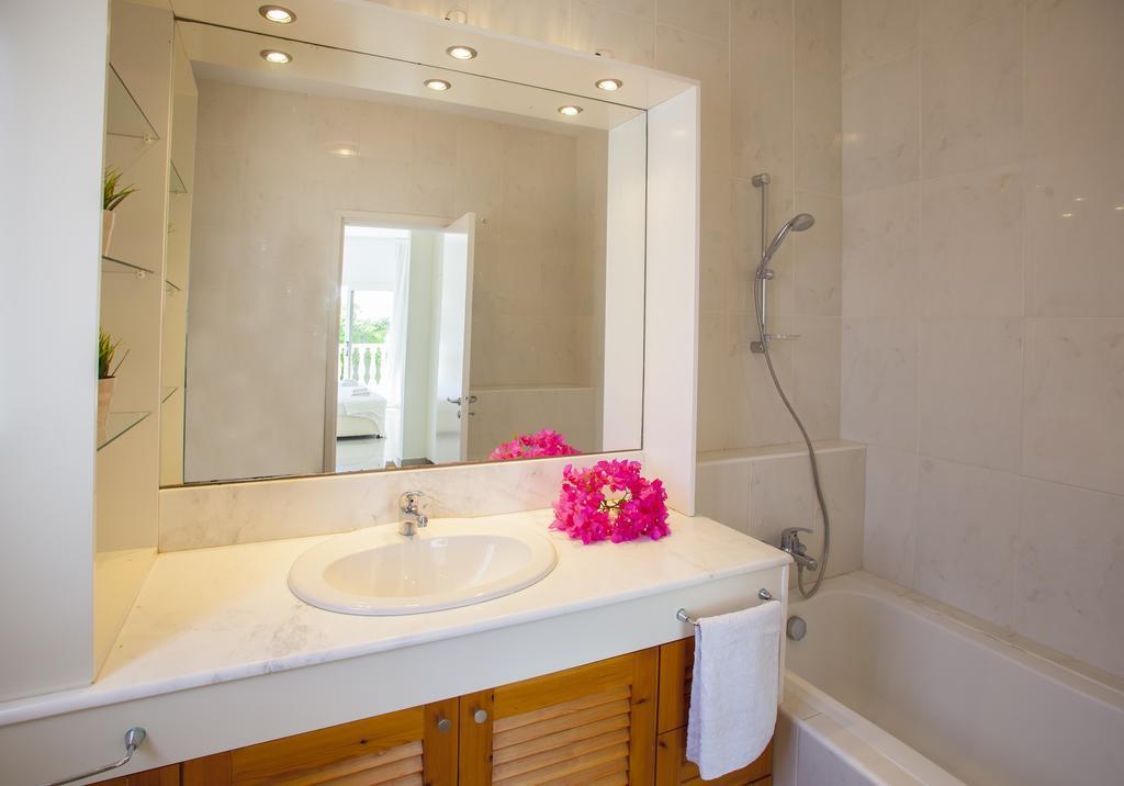 Meneou Beachfront Villa Sunset Перволия Стая снимка