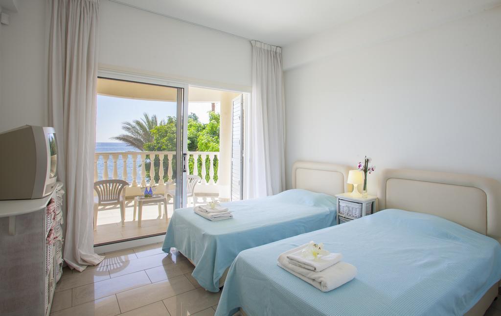 Meneou Beachfront Villa Sunset Перволия Стая снимка