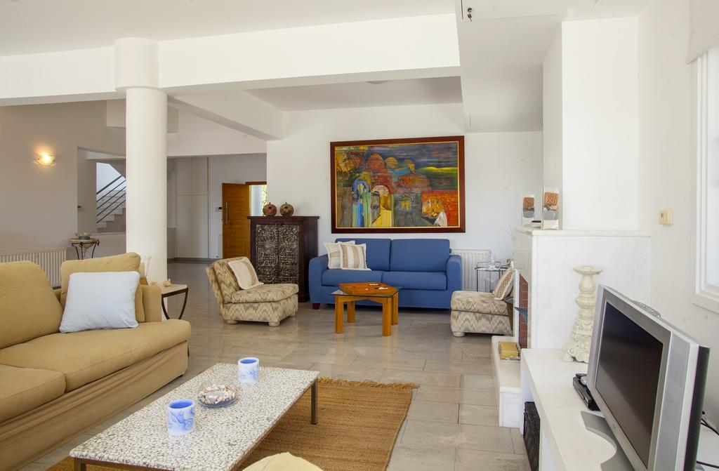 Meneou Beachfront Villa Sunset Перволия Стая снимка