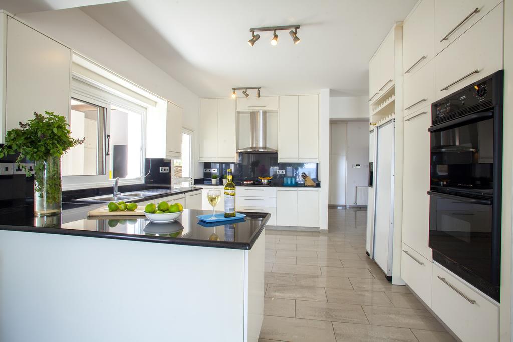 Meneou Beachfront Villa Sunset Перволия Стая снимка