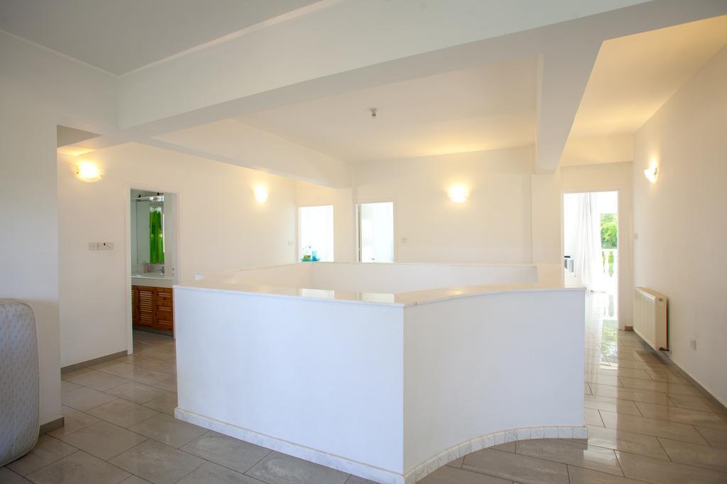 Meneou Beachfront Villa Sunset Перволия Стая снимка