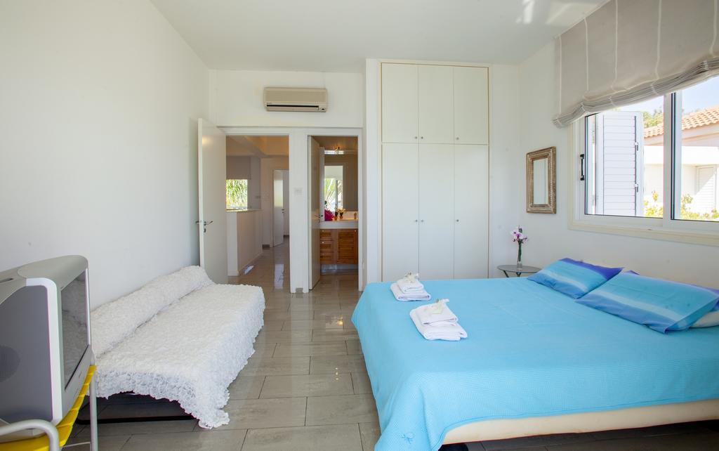 Meneou Beachfront Villa Sunset Перволия Стая снимка