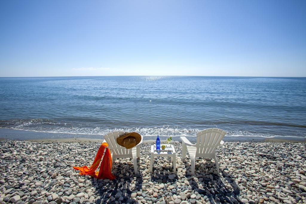Meneou Beachfront Villa Sunset Перволия Стая снимка