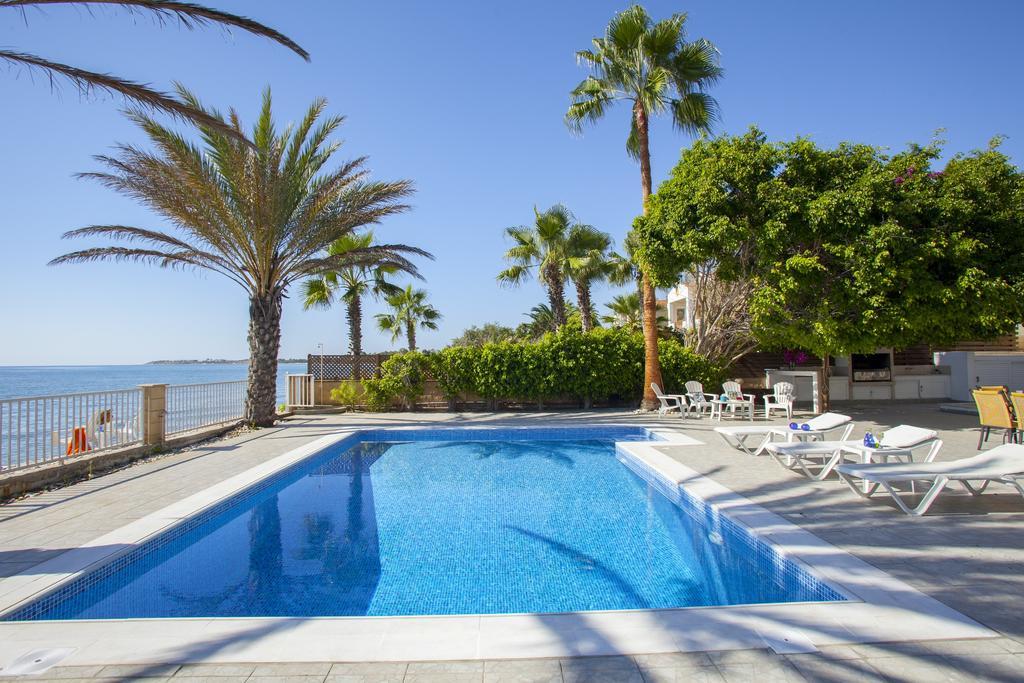 Meneou Beachfront Villa Sunset Перволия Стая снимка