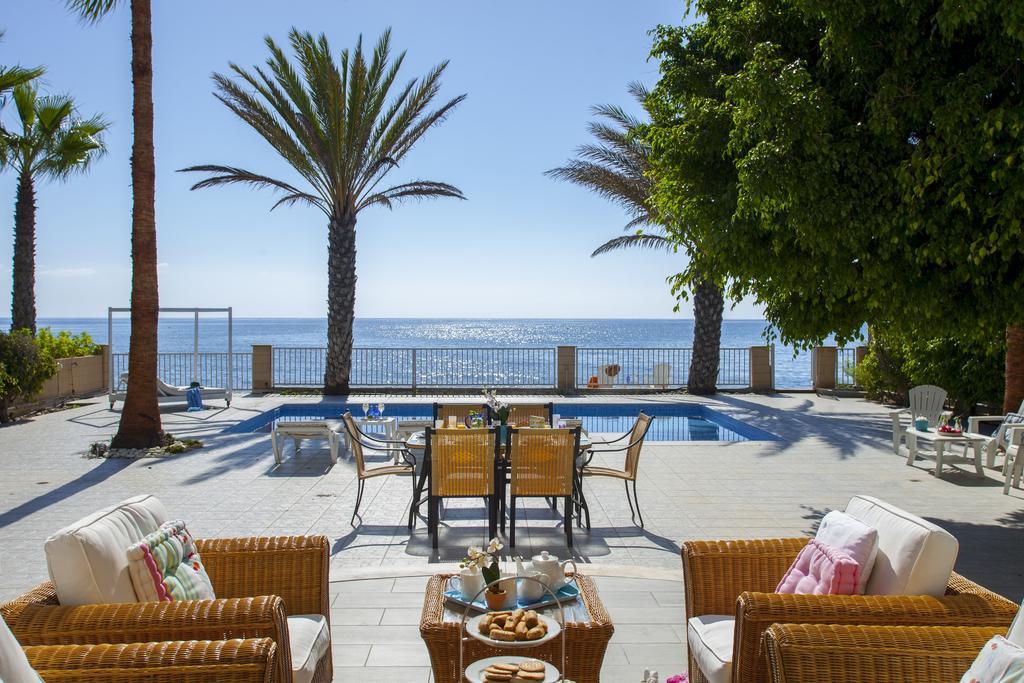 Meneou Beachfront Villa Sunset Перволия Стая снимка
