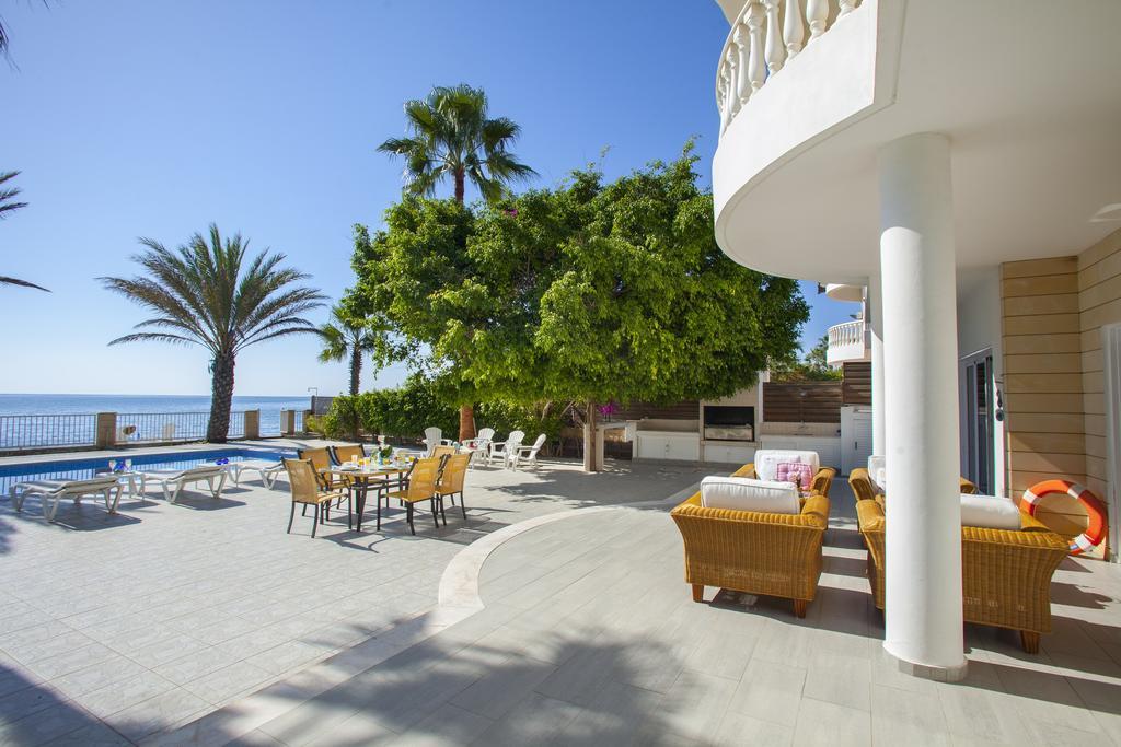 Meneou Beachfront Villa Sunset Перволия Стая снимка