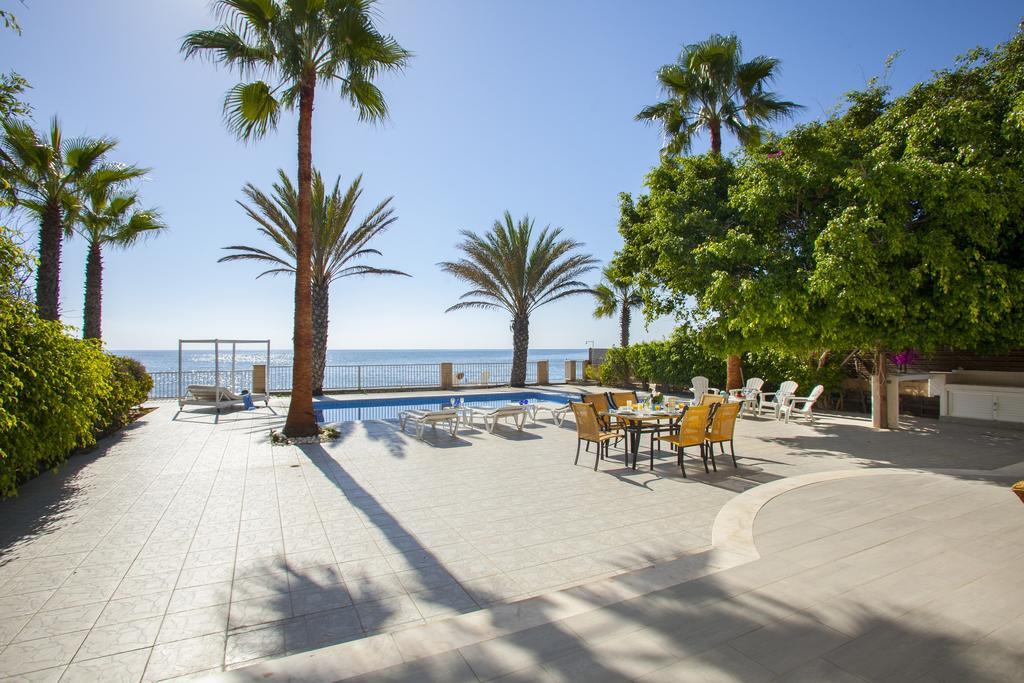 Meneou Beachfront Villa Sunset Перволия Стая снимка
