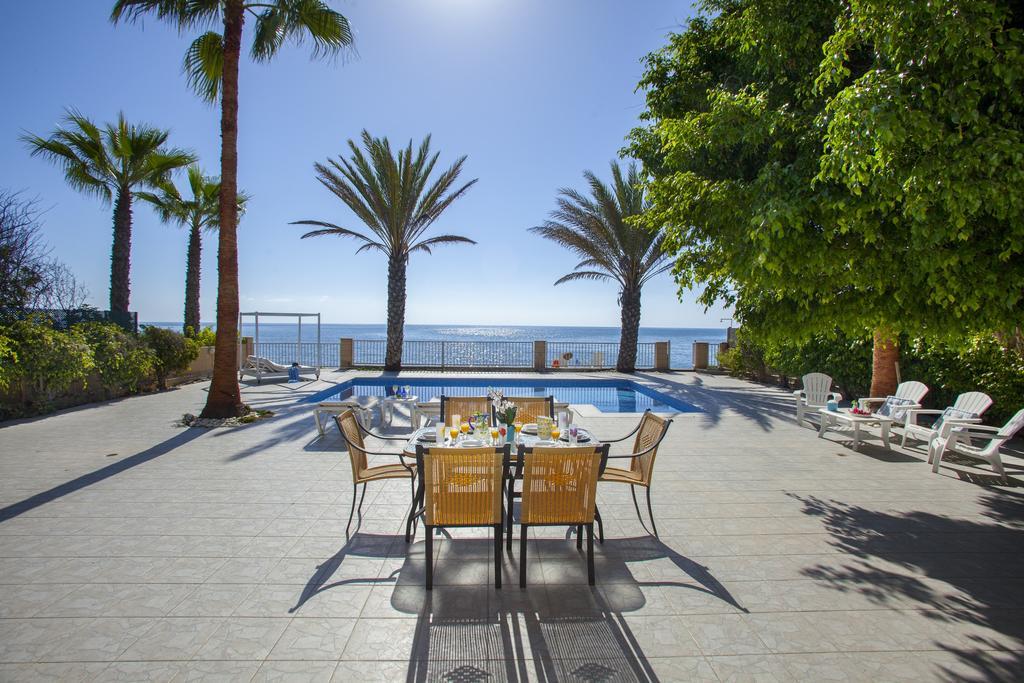 Meneou Beachfront Villa Sunset Перволия Стая снимка