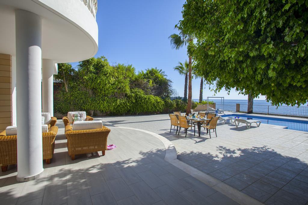 Meneou Beachfront Villa Sunset Перволия Стая снимка